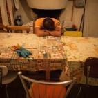 Jose Antonio Narváez descansa antes de la jornada de trabajo.