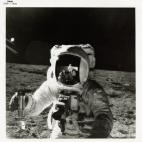 Pete Conrad, Alan Bean con el reflejo de su compañero en el visor, EVA 2, Apollo 12, noviembre de 1969