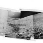 James Irwin, vista panorámica de David Scott fotografiando un hallazgo geológico en Hadley Delta, EVA 2, Apollo 15, agosto de 1971