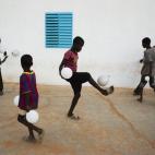 Un grupo de niños juegan al fútbol con globos después de asistir a un recital de danza sobre la escasez de agua, en la localidad de Kaedi, región de Gorgol, en Mauritania. (31 de mayo de 2012).