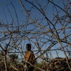 Un niño de la etnia Karamojong pasea por el interior de un campamento cercano a la ciudad de Moroto, en Uganda. (7 de abril de 2008).
