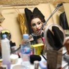 Es una de las tres bailarinas del espectáculo. El trío comparte camerino en el que se pasan media hora diaria maquillándose antes de empezar la función.