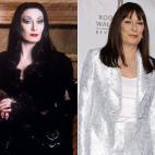 Huston (1951) ya era una consumada actriz con Oscar por El honor de los Prizzi (1985) cuando interpretó a Morticia. Hija del legendario director John Huston y nieta del actor Walter Huston, empezó como modelo y continúa teniendo una dilatada ...