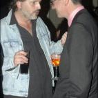 Verle con cantantes y actores suavizaba su imagen como político del PP y le otorgaba una apariencia más progresista. En la fotografía, Gallardón habla con el cantante Miguel Bosé, quien pronunció el pregón de San Isidro en 2006.