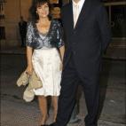 Mantenía también una buena sintonía con políticos socialistas en los actos en los que coincidía con ellos. En la imagen, Gallardón y la ministra de Cultura socialista Carmen Calvo, en el acto conmemorativo del 150 aniversario del teatro ...