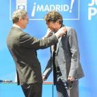 Su cercanía llegó hasta tal punto, que logró que la cantante Ana Belén hiciera una campaña turística para la Comunidad de Madrid en 2002. En la imagen, Gallardón entrega la medalla de oro de la ciudad de Madrid al cantante Joaquín Sabin...
