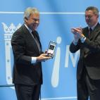En la fotografía, Gallardón aplaude al expresidente del Gobierno Felipe González, tras entregarle la medalla de oro de la ciudad de Madrid en mayo de 2011.