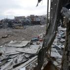 Fotografía tomada el 7 de febrero desde el interior de una terminal del aeropuerto destruida por el bombardeo que aún continúa en el este del país.