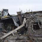 Una parte del depósito y de un avión destruidos en el aeropuerto.