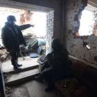 Un soldado prorruso monta guardia en el aeropuerto el 7 de febrero de 2015.