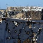 Imagen capturada el 26 de octubre de 2014 que muestra la destrucción de un recinto del aeropuerto.