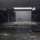 En esta foto datada del 21 de enero de 2015, un carrito de maletas preside un pasillo lleno de escombros y abandono.