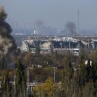 El humo se eleva desde el edificio principal del aeropuerto en esta imagen del 12 de octubre de 2014.