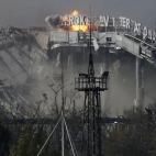 Un misil impacta el 8 de octubre de 2014 contra el cuerpo principal del edificio del aeropuerto.