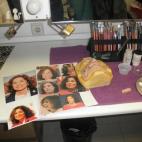 Las fotos, los pinceles, la prótesis... Cuando Joaquín llega a camerino, ya está todo listo para la transformación. La prótesis de silicona está creada a partir del molde de su cara, que han tenido que ir actualizando a medida que han pasa...