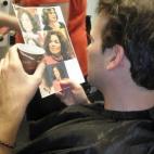 Para crear la celebrity, los maquilladores Nacho Díaz (candidato al Goya por No habrá paz para los malvados) y Óscar del Monte buscan fotos del personaje en internet. Joaquín las revisa en camerino. "Me gusta examinarlas para ver los gestos ...