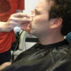 Una vez vestido, lo primero es ponerse las prótesis. Para hacer de Ana Botella sólo necesita cambiarse la nariz. En otros personajes necesitó muchos más cambios. Para Pablo Iglesias, líder de Podemos, se necesitaron también orejas, y para ...