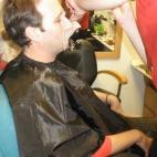 Los maquilladores Óscar del Monte y Nacho Díaz llevan trabajando con Joaquín Reyes desde sus inicios. Han realizado sus personajes de La hora chanante, de Muchachada Nui y ahora también de El Intermedio. El cómico hace las cuentas: "Entre l...