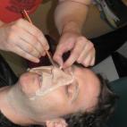 Después de pegarle la nariz, toca hacer desaparecer la piel sobrante...