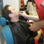 Tantos años de trabajo conjunto convierten la sesión de maquillaje en una charla de amigos. Durante la transformación de Joaquín Reyes en Ana Botella, hablan de temas varios. Hoy el manchego recomienda al maquillador que se enganche a Juego ...