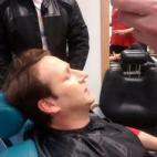 Acaba de terminar el directo de Zapeando y el plató se vacía a la vez que se llena la sala de maquillaje. Antes de irse a casa, Miki Nadal se entretiene charlando con Joaquín. "Enhebramos un poco la hebra o, como dirían en mi pueblo, cogemos...