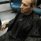 Ha pasado más de una hora desde que Joaquín Reyes se sentó en la sala de maquillaje. Nariz nueva, ojos nuevos... y ahora ya sólo falta la peluca. Queda alrededor de otra hora de preparación antes de salir a grabar.