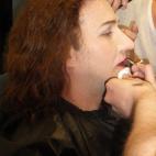 La hora de grabación se acerca. Hay que dejarlo todo listo para salir a escena. Pelo, color de labios...