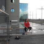 Los tacones no le harán falta en plató (sólo se verá de cintura para arriba) pero en la azotea le toca correr con tacones. Ya está casi listo para empezar.