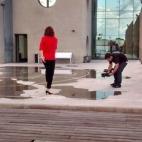 Mientras corre con los tacones se ve reflejado en los cristales del fondo y eso le ayuda a meterse más en el personaje. Ana Botella se ha ido apoderando del cómico desde el momento en que se puso la peluca. A medida que pasa el tiempo, deja de...