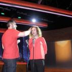 Son las 19.15 horas y es el momento de grabar. Los sketches de Joaquín Reyes se hacen del tirón, en lo que se llama falso directo. "Es mejor hacerlo así, con tiempo por si pasa algo con el maquillaje, que jugárselo todo al directo", explica....