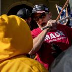 Un seguidor de Trump protesta en el edificio Michigan State Capitol, en Lansing, Michigan.
