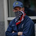 Un polic&iacute;a seguidor de Trump.