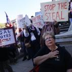 Una seguidora de Donald Trump, afligida tras la victoria de Biden, en Harrisburg, Pensilvania.