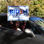 Una mujer celebra desde su coche la victoria de Biden en Washington.