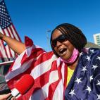 Yei Boayue, una seguidora de Biden, celebra la victoria frente al Chase Center, en Wilmington.