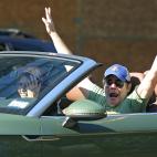 Un hombre celebra desde su coche la victoria de Biden.