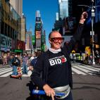 Un seguidor de Biden celebra en Times Square, en Nueva York, la victoria del candidato dem&oacute;crata.