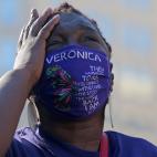 Una mujer reacciona a la victoria de Biden en la plaza McPherson, en Washington.