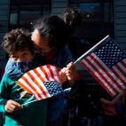 Una madre y su hijo celebran la victoria de Biden en Times Square, en Nueva York.