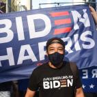 Un seguidor de Biden celebra la victoria de su candidato en Times Square, en Nueva York.