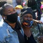 Dos mujeres se abrazan en la plaza McPherson, en Washington, tras conocer la victoria de Biden.