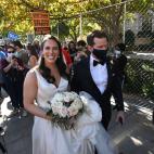 Una reci&eacute;n casada atraviesa la plaza Black Lives Matter, en Washington, donde celebran la victoria de Biden.