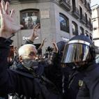 Los agentes de policía, con la nueva ley en la mano, podrán penalizar lo que consideren "faltas de respeto" hacia ellos. La indefinición de la legislación otorga a la policía también la facultad para disolver una protesta si creen que se d...