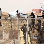 Además del atropello al proceso internacional de asilo que suponen las devoluciones en caliente, quienes logran cruzar la frontera y ejercer su derecho a obtener protección internacional tampoco son bien tratados. El Centro de Estancia Tempora...