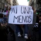 Amnistía destaca que al concluir 2015 "el Gobierno seguía negándose a proporcionar reparación a Ángela González Carreño, víctima de violencia de género cuya expareja había matado a la hija de ambos en 2003". Ella había denunciado ataq...