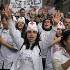 Amnistía tampoco se olvida de que el Gobierno "ha dejado sin asistencia sanitaria a cerca de 750.000 personas migrantes en situación administrativa irregular". Todos los partidos políticos, salvo PP y Ciudadanos, exigieron restaurar la sanida...