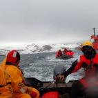 Desembarcando en la base, desde el buque Hespérides.
