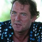 Actor, dramaturgo y novelista inglés famoso por papeles de villanos. Al igual que su personaje, sirvió en el Ejército durante la guerra, pero fue en la Royal Air Force británica. Su dilatada carrera antes de cazar escualos incluye la serie d...