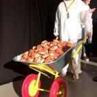 Un carro lleno de bollos de canela en la keynote de Ikea.