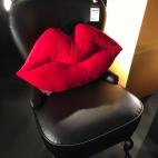 Silla y coj&iacute;n de la colaboraci&oacute;n de Bea Akerlund.